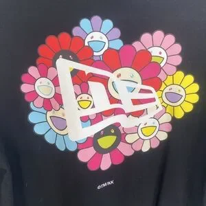 Tシャツ・カットソー New Era Takashi Murakami Flowe Flag Relaxed Fit L/S Tee New Era Takashi Murakami Flowe Flag Relaxed Fit L/S Tee